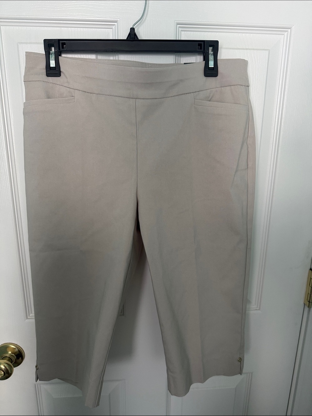 Chico's Slimming Light Beige Pull-On Capri Pants Petite size 8 Chico’s 1P